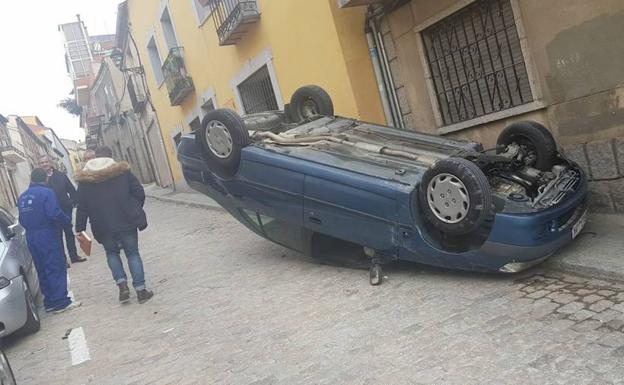 Un vehículo vuelca cerca del centro de la ciudad