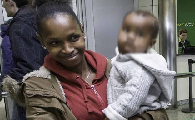 Desaparecen la madre y el niño guineano tratado de un tumor en el cuello en Santander