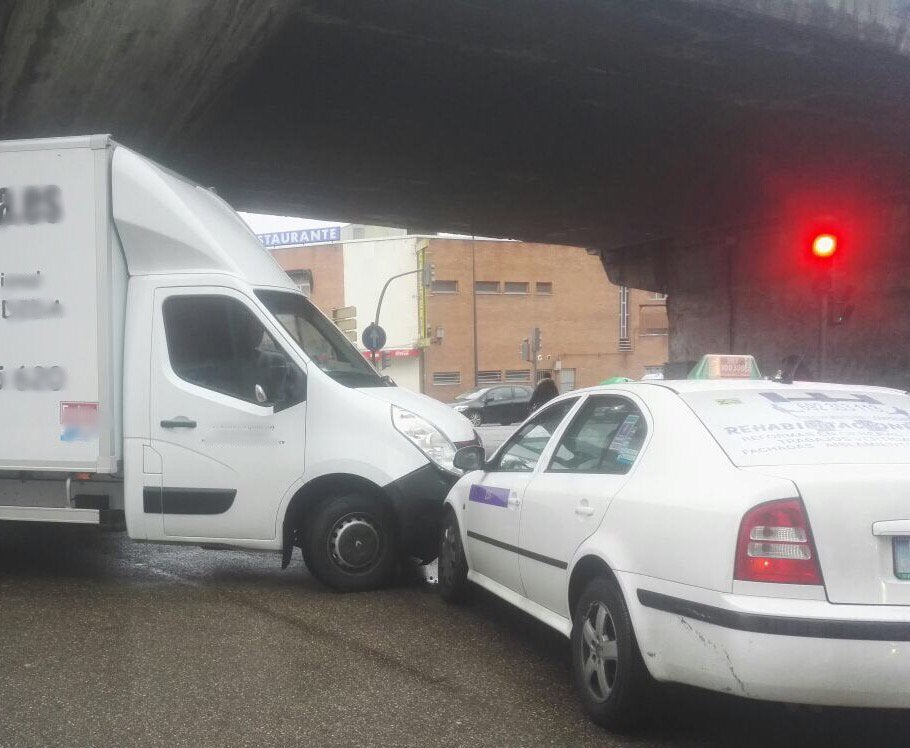 Accidente entre un camión y un taxi ocupado bajo el Arco de Ladrillo