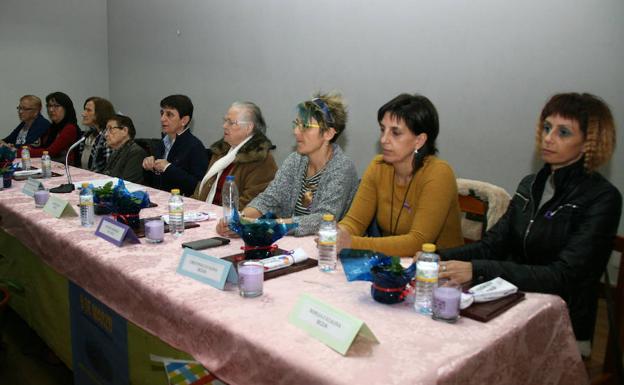 Tres generaciones comparten experiencia sobre trabajo, maternidad y parejas