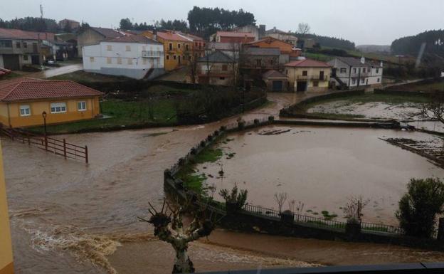 El agua de las últimas horas corre por las calles de Robleda