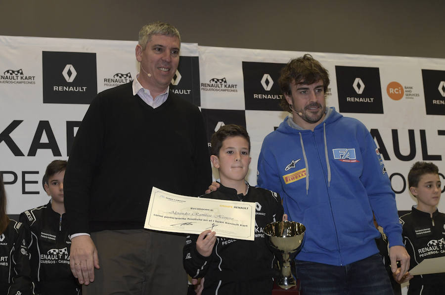 Fernando Alonso entrega los premios Renault Kart Pequeños Campeones