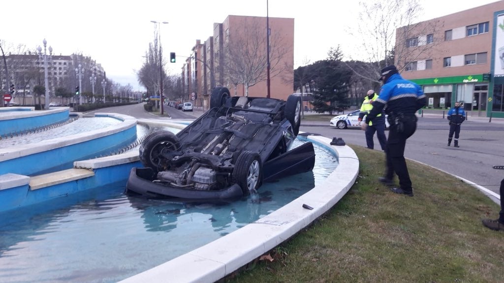 El conductor del coche que cayó a una fuente en Valladolid acude al depósito a recogerlo