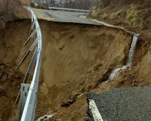 Se derrumba una carretera en el Puerto de Mijares por las lluvias y el deshielo