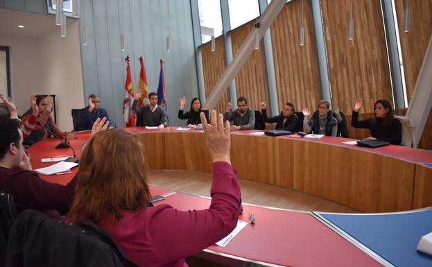 El Ayuntamiento transformará unas parcelas sin uso en aparcamiento