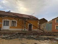 Destrozos en Villasabariego al arrancar el viento el tejado de una nave
