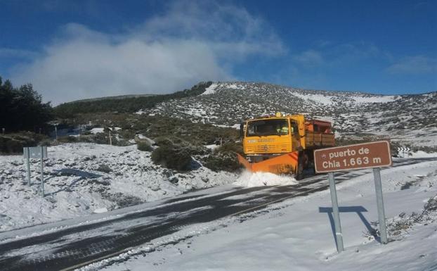 Una decena de carreteras de la provincia de Ávila, afectadas por la nieve y el agua