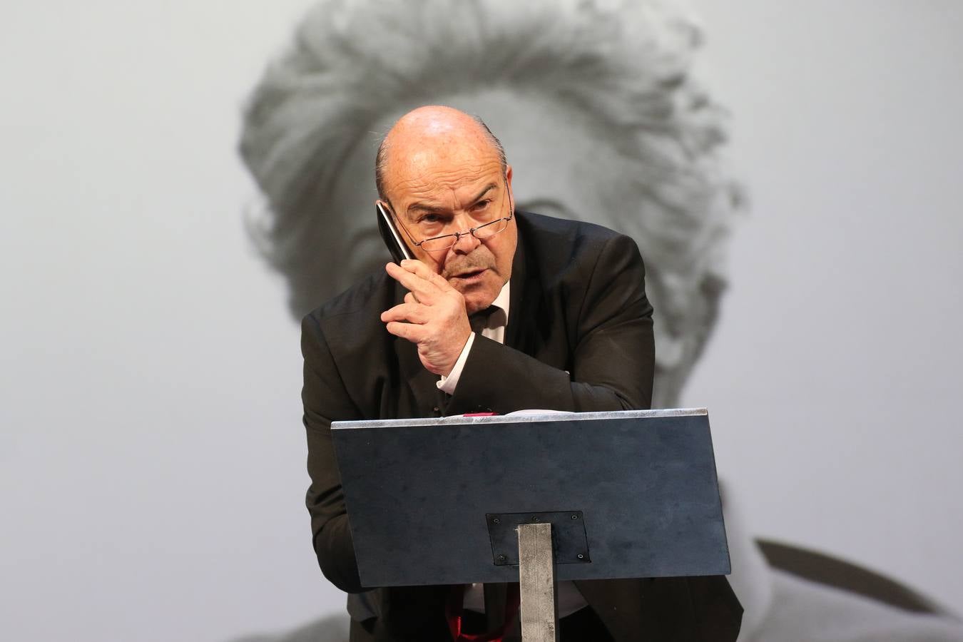 Concha Velasco y Antonio Resines en el ensayo de la obra 'El funeral'