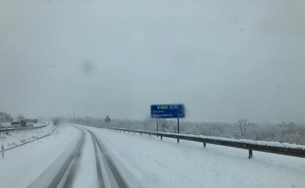 Dos heridos en accidente por la nieve en Salamanca, donde mejora la situación