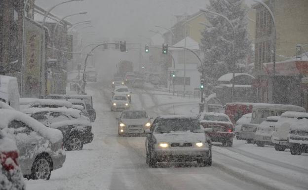 Fin de la tregua: La nieve corta el tráfico de camiones en cuatro tramos de Segovia