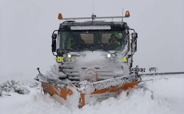 Más de 80 carreteras afectadas por la nieve en la provincia de Ávila