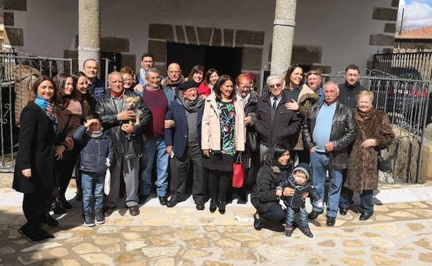 Antonio Conde Gómez celebra su centenario con su familia y con sus vecinos