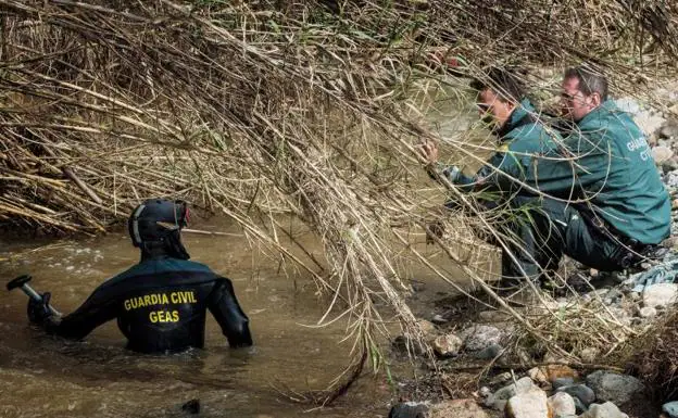 Reanudan la búsqueda del guardia civil que desapareció al rescatar a una pareja en un arroyo en Sevilla