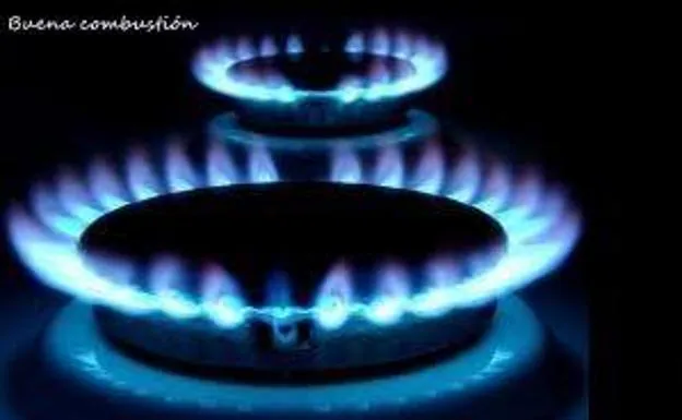 Llama azul de la estufa de gas de la cocina en la cocina