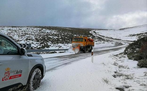Más de noventa carreteras se han visto afectadas por la nieve en la provincia de Ávila
