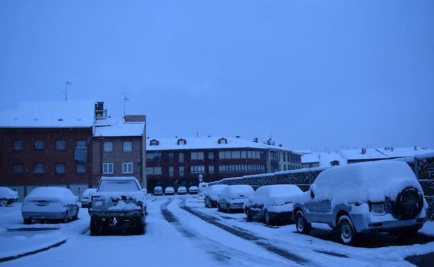 La nieve cierra Piedrasluengas y restringe el paso de camiones en carreteras del norte de Palencia