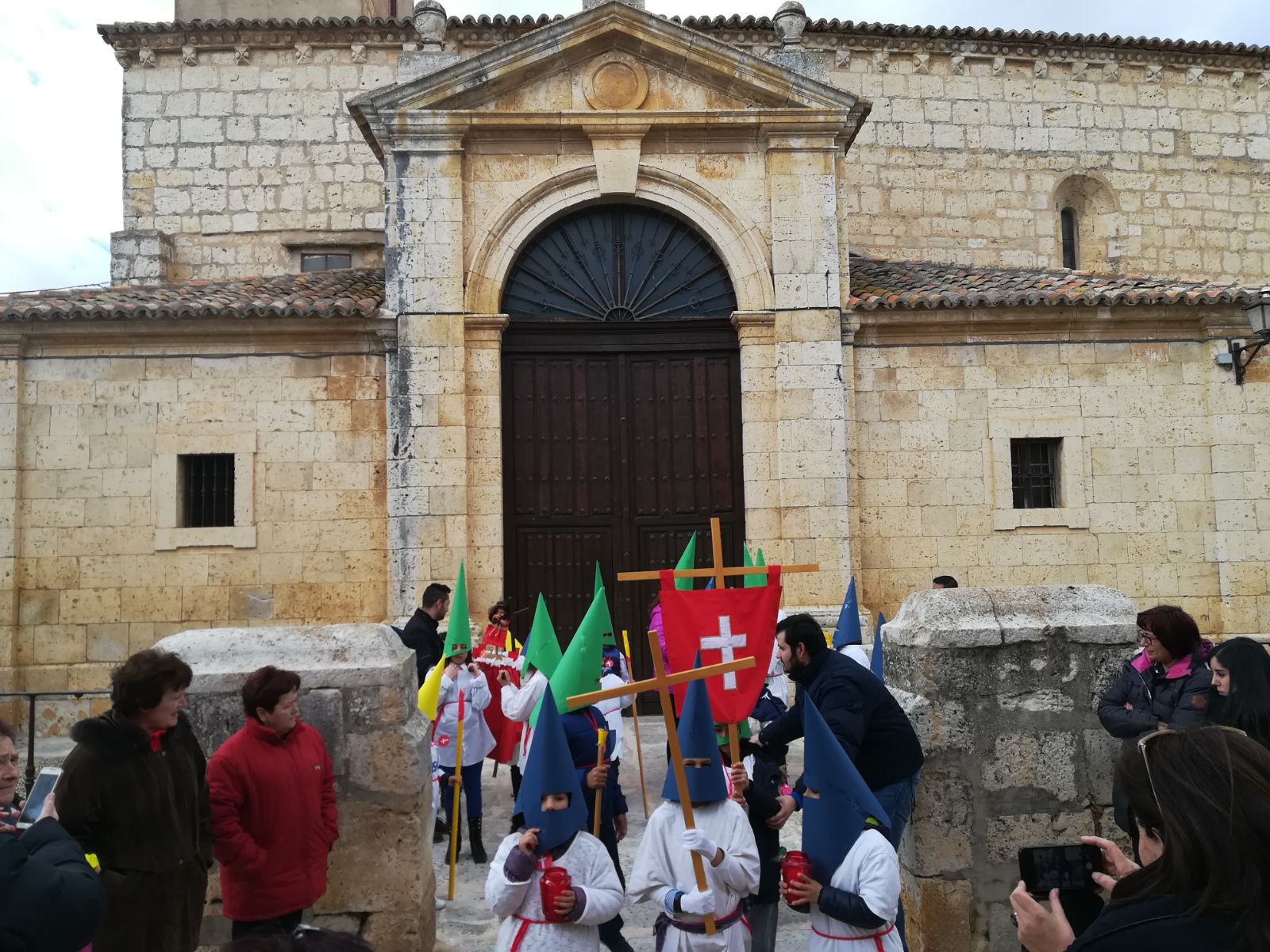 Procesión infantil en Torrelobatón con los niños del colegio Padre Hoyos