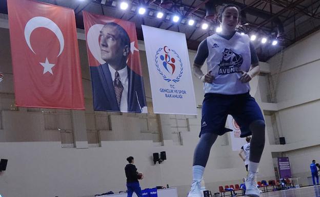 La final arranca en Estambul para Avenida