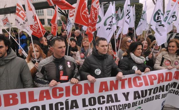 Los policías locales se concentran para exigir la agilización de la normativa que permitirá la jubilación anticipada