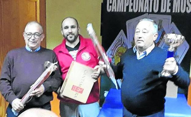 José Antonio Puentes y Leocadio Pilar ganan el torneo de mus del bar Chapu