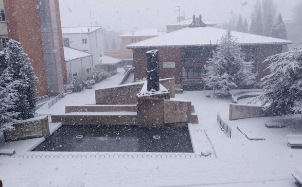 La nieve condiciona la circulación o corta numerosas carreteras en la zona norte de Palencia