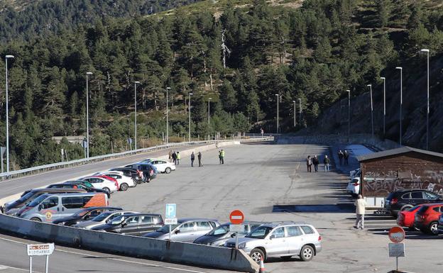 Los hosteleros del Real Sitio exigen más coordinación para evitar atascos en Navacerrada