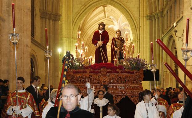 La lluvia obliga a procesionar al Cristo de la Sentencia en el interior de la catedral