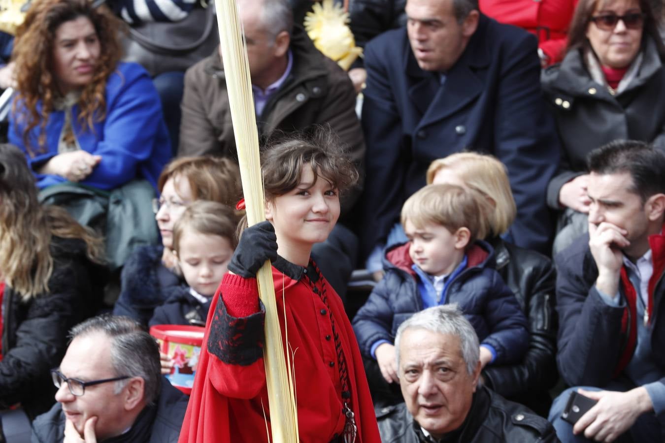 Público en la Procesión del Domingo de Ramos en Valladolid (2/2)