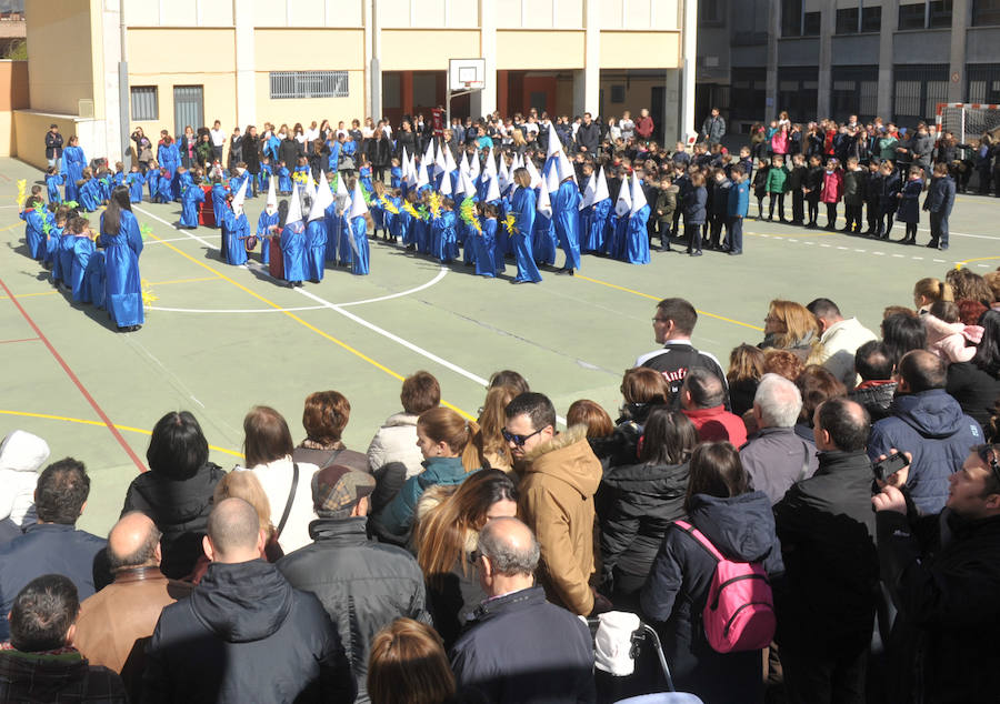 Los alumnos del colegio Amor de Dios desfilan en su propia procesión de Semana Santa