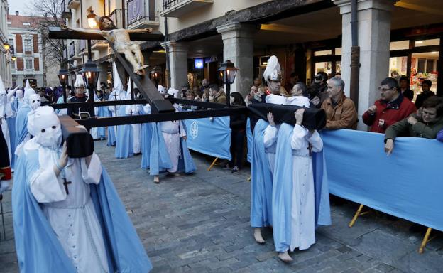 Plásticos del siglo XXI para proteger la madera del siglo XIV en Palencia