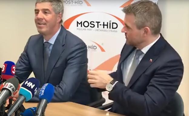 Al primer ministro eslovaco se le cae una papelina sospechosa