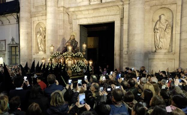 Multitudinario y veraniego Martes Santo en la procesión del Encuentro