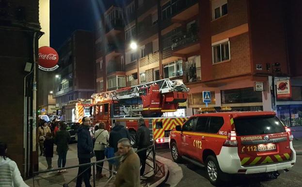 Los bomberos sofocan un incendio en una vivienda del barrio de La Victoria