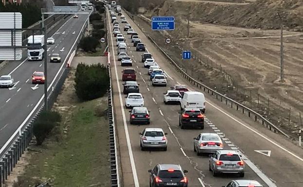 El tráfico denso dificulta la salida de Valladolid a partir del kilómetro 134 de la A-62