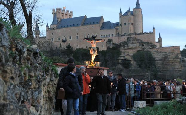 Más de 1.500 velas iluminan el vía crucis más místico en la huerta de los padres carmelitas