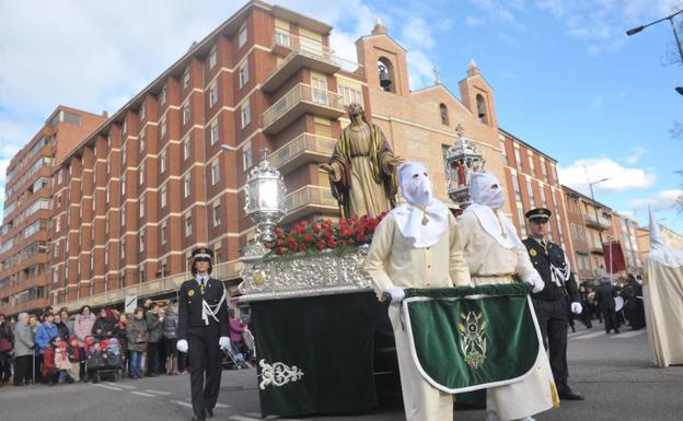 La Sagrada Cena recorre el centro con el momento álgido de la salve a las Angustias
