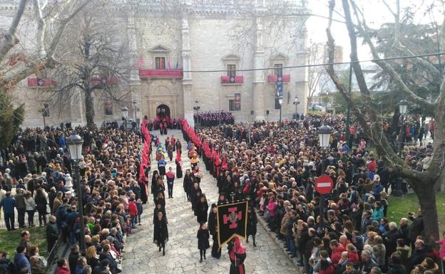 Miles de personas acompañan al Cristo de la Luz en la primera procesión del Jueves Santo en Valladolid