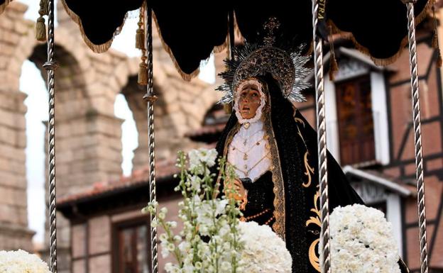 La Semana Santa brilla junto al Acueducto