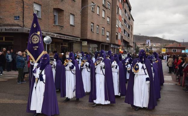 La lluvia no impide la Procesión General de Guardo