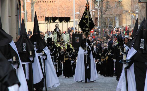 La Dolorosa de Santa Eulalia llega a la Catedral aclamada por la multitud