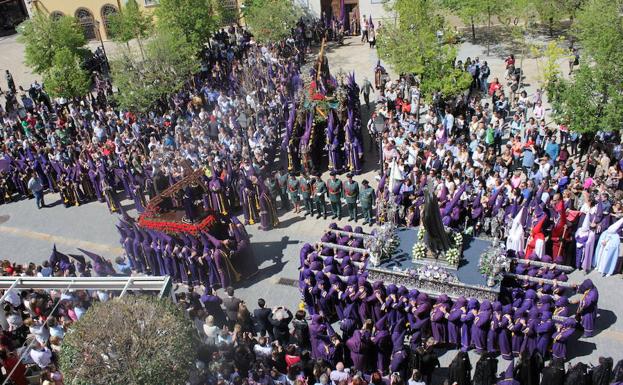 Los nazarenos acortan la procesión de Los Pasos por la amenaza de lluvia