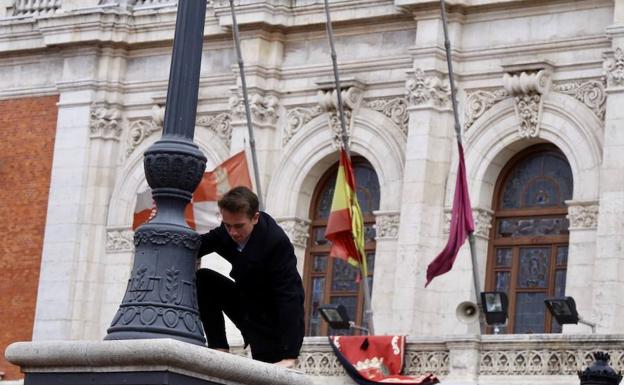 Puente defiende las banderas a media asta el Viernes Santo en el Ayuntamiento, pero no en los cuarteles