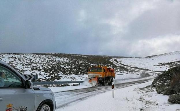 La nieve cae en la provincia de Ávila, donde la Diputación ha actuado en 25 carreteras