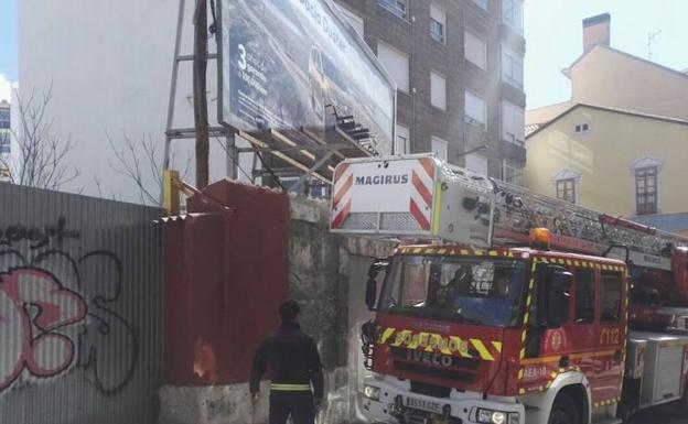 Los Bomberos de Valladolid retiran una silla de ruedas enganchada en una valla publicitaria