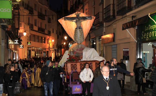 La venerada imagen del Cristo del Mercado, a cubierto, en su traslado por la Calle Real. /Antonio Tanarro