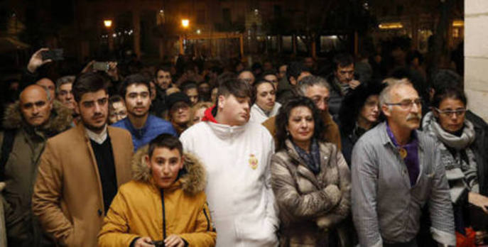 Los nazarenos contemplan a 'El Viejo' en su capilla