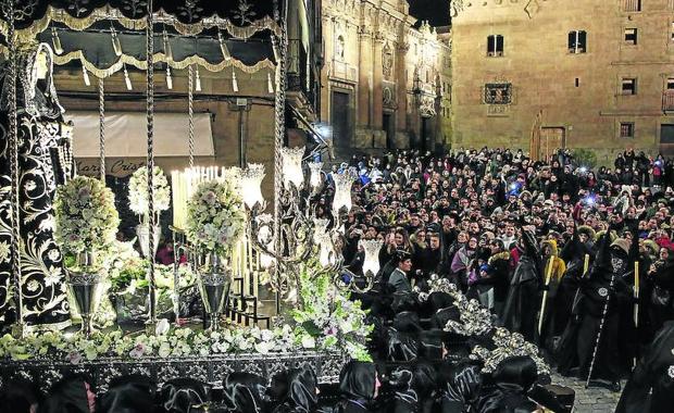 Nuestra Señora de la Soledad llora la muerte de su Hijo ante la noche Santa