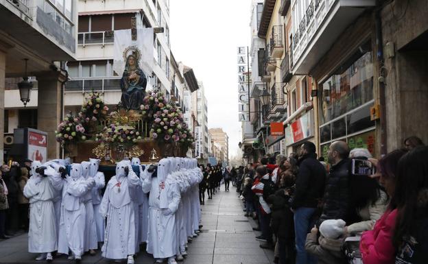 Las calles reciben a siete Vírgenes en la popular procesión que honra a la mujer