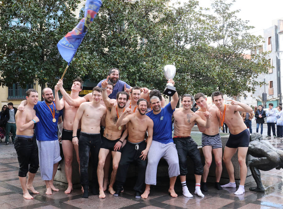El CPLV celebra su Copa del Rey en la fuente de la Plaza de la Rinconada