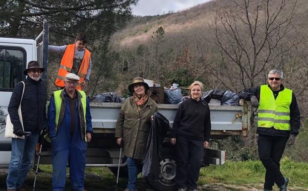 Recogen un camión de basura contaminante en 3 kilómetros de carretera en Mogarraz